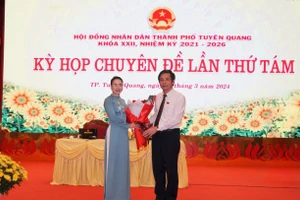 Lãnh đạo Thành ủy Tuyên Quang tặng hoa chúc mừng bà Loan.