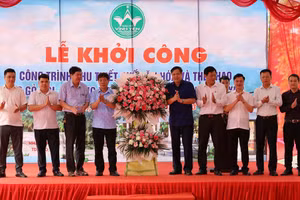 Lãnh đạo thành phố Vĩnh Yên tặng hoa chúc mừng phường Định Trung nhân dịp khởi công dự án