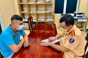 Tài xê K. làm việc với cơ quan Công an. Ảnh: CSGT Tuyên Quang