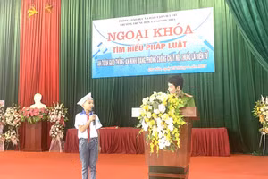 Trường THCS Chu Hóa (TP Việt Trì, tỉnh Phú Thọ) tổ chức hoạt động ngoại khóa cho học sinh tìm hiểu pháp luật: An toàn giao thông; An ninh mạng; Phòng chống cháy nổ và Thuốc lá điện tử.