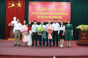 Đại diện học viên tặng hoa lãnh đạo Học viện Tư pháp và lãnh đạo Trung tâm GDTX nhân dịp khai giảng lớp học.