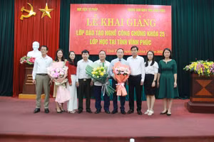 Đại diện học viên tặng hoa lãnh đạo Học viện Tư pháp và lãnh đạo Trung tâm GDTX nhân dịp khai giảng lớp học.