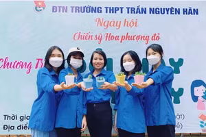 Cô giáo Trương Thị Thủy (đứng giữa) được đánh giá là người nhiệt huyết với phong trào Đoàn.
