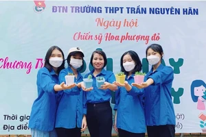 Cô giáo Trương Thị Thủy (đứng giữa) được đánh giá là người nhiệt huyết với phong trào Đoàn.