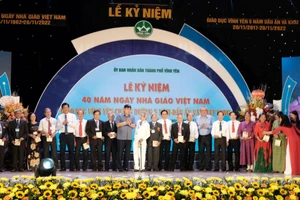 Lãnh đạo thành phố Vĩnh Yên tri ân nhà giáo lão thành nguyên là hiệu trưởng các trường của thành phố.