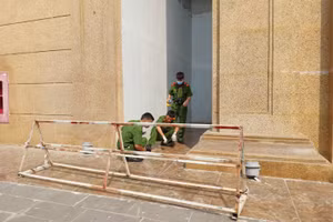 Công an khám nghiện hiện trường.