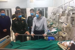 Ông Trần Đức Qúy, Phó Chủ tịch UBND tỉnh Hà Giang đến thăm quân nhân bị thương tại Bệnh viện Đa khoa tỉnh