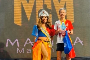 Ông Nguyễn Văn Kết giành giải Nhất thi Marathon tại Philipines.