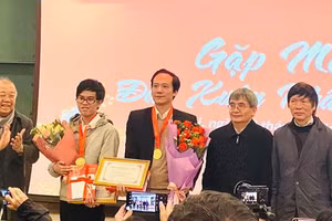 Thầy giáo Lê Xuân Đại (ở giữa) trong buổi nhận giải thưởng Lê Văn Thiêm của Hội Toán học Việt Nam. (Ảnh: Nhân vật cung cấp)