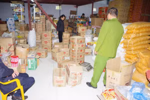 Lực lượng chức năng thu giữ số lượng lớn mì chính giả. (Ảnh: Công an huyện Sơn Dương)