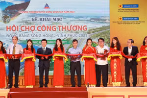 Phó Chủ tịch UBND tỉnh Vũ Chí Giang; Trưởng Ban Dân vận Tỉnh ủy Nguyễn Thanh Tùng cùng các đại biểu cắt băng khai mạc hội chợ. Ảnh: Thế Hùng