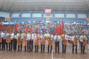 Ban tổ chức tặng cờ lưu niệm cho các đơn vị tham gia Hội khỏe Phù Đổng 2023.