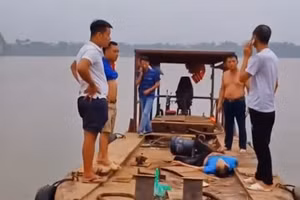 Nạn nhân được cứu lên thuyền trong tình trạng bị choáng và đau ở vùng bụng