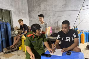 Cơ quan chức năng làm việc với nhóm sang chiết khí cười. (Ảnh: Công an tỉnh Vĩnh Phúc)