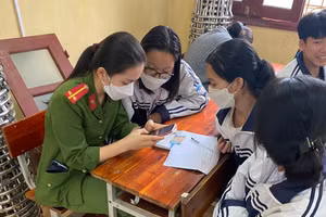 Công an hướng dẫn học sinh đăng ký tài khoản định danh điện tử. Ảnh: Công an tỉnh Tuyên Quang.