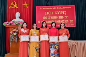 Cán bộ, giáo viên trường THCS Hùng Vương được khen thưởng hoàn thành xuất sắc nhiệm vụ năm học 2020 – 2021