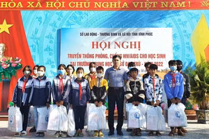 Trao quà cho học có hoàn cảnh khó khăn vươn lên trong học tập tại Trường THCS Đạo Trù, huyện Tam Đảo.