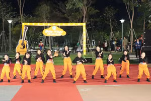 Một tiết mục nghệ thuật tại lễ khai trương tuyến phố đi bộ và ẩm thực