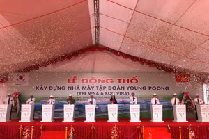 Các đại biểu bấm nút động thổ xây dựng nhà máy