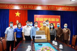 Giáo hội Phật giáo Việt Nam tỉnh Hà Giang trao tặng trang thiết bị giáo dục cho Sở GD&ĐT. Ảnh: Tuấn Quỳnh.