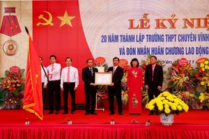 Nhà giáo Ưu tú (NGU) - Hiệu trưởng Lê Anh Tuấn (bìa phải) trong buổi lễ kỉ niệm 20 năm thành lập trường THPT Chuyên Vĩnh Phúc và đón nhận Huân chương lao động hạng Nhất. 