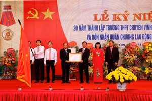 Nhà giáo Ưu tú (NGU) - Hiệu trưởng Lê Anh Tuấn (bìa phải) trong buổi lễ kỉ niệm 20 năm thành lập trường THPT Chuyên Vĩnh Phúc và đón nhận Huân chương lao động hạng Nhất. 