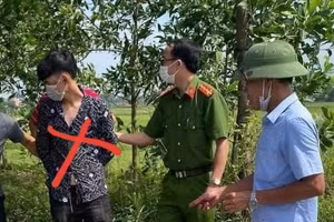 Đối tượng Nguyễn Thanh Bình (dấu đỏ) bị Công an và người dân phối hợp bắt giữ. Ảnh: Công an Vĩnh Phúc