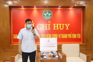 Bí thư Thành ủy Vĩnh Yên Nguyễn Ngọc Bình sử dụng bộ đàm để chỉ đạo công việc tại Sở chỉ huy