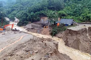 Nhiều tuyến đường tại huyện Văn Yên bị mưa lũ chia cắt, khiến học sinh không thể tới trường.