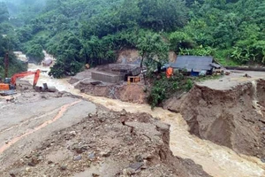 Nhiều tuyến đường tại huyện Văn Yên bị mưa lũ chia cắt, khiến học sinh không thể tới trường.