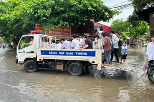 CSGT Cẩm Khê hỗ trợ thí sinh ra vào điểm thi