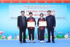 Lãnh đạo Phòng GD&ĐT Yên Lạc và Trường THCS Yên Lạc trao Giấy khen của Chủ tịch UBND huyện cho 2 học sinh.