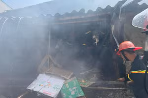 Lực lượng Cảnh sát PCCC&CNCH tích cực chữa cháy