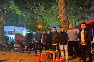 Các đối tượng tự lập bãi trông xe, thu tiền trái phép đã bị lực lượng chức năng bắt giữ. Ảnh: Công an TP Vĩnh Yên