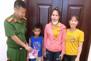 Công an giúp cháu Giáo gặp lại được gia đình. Ảnh: Công an cung cấp