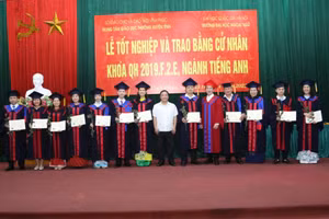 Lãnh đạo Trường ĐH Ngoại ngữ và Trung tâm GDTX tỉnh Vĩnh Phúc trao bằng cho tân cử nhân chuyên ngành Tiếng Anh.