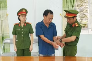 Cơ quan Công an thi hành lệnh bắt tạm giam đối với Dương Văn Cảnh. Ảnh: Công an Hà Giang.