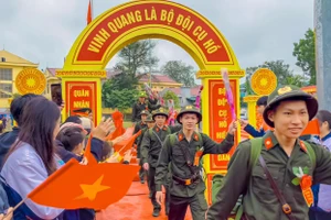 Thanh niên tỉnh Tuyên Quang hăng hái lên đường nhập ngũ.