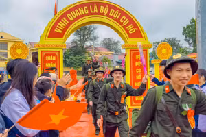 Thanh niên tỉnh Tuyên Quang hăng hái lên đường nhập ngũ.