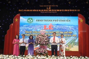 Ông Phạm Hoàng Anh, Bí thư Thành ủy Vĩnh Yên tặng hoa chúc mừng ngành GD&ĐT thành phố 