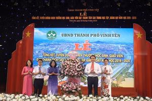 Ông Phạm Hoàng Anh, Bí thư Thành ủy Vĩnh Yên tặng hoa chúc mừng ngành GD&ĐT thành phố 
