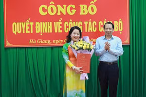 Phó Chủ tịch UBND tỉnh Hà Giang Trần Đức Quý trao quyết định, tặng hoa chúc mừng tân Phó Giám đốc Sở GD&ĐT Vũ Thị Kim Chung. Ảnh: Phạm Hoan 