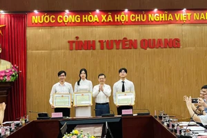 Chủ tịch UBND tỉnh Tuyên Quang Nguyễn Văn Sơn khen thưởng nhóm dự án tham dự Cuộc thi Khoa học kỹ thuật Quốc tế Intel ISEF 2023