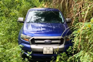 Sau khi "thông" chốt kiểm dịch, tài xế giấu ô tô ở khu vực đồi cây rậm rạp. Ảnh: Công an Tuyên Quang
