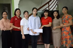 Đại diện nhà trường và Hội phụ huynh học sinh trao quà cho Thủ khoa Kỳ thi tốt nghiệp THPT 2023 của tỉnh Vĩnh Phúc