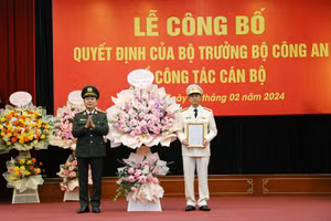 Thứ trưởng Trần Quốc Tỏ trao quyết định điều động và bổ nhiệm Đại tá Thân Văn Hải giữ chức vụ Giám đốc Công an tỉnh Vĩnh Phúc. Ảnh: Lan Hương.