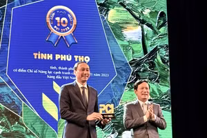 Ông Phùng Khánh Tài, Phó Bí thư Thường trực Tỉnh ủy Phú Thọ (bên trái) nhận chứng nhận Chỉ số PCI cấp tỉnh năm 2023.