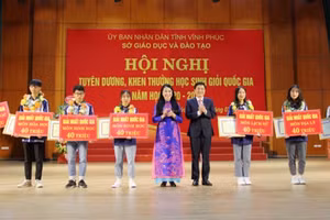 Lãnh đạo tỉnh Vĩnh Phúc trao thưởng cho học sinh đoạt giải nhất quốc gia năm học 2020-2021