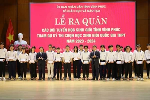 Lãnh đạo tỉnh và Sở GDĐT Vĩnh Phúc trao quà cho học sinh các đội tuyển.