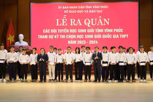Lãnh đạo tỉnh và Sở GDĐT Vĩnh Phúc trao quà cho học sinh các đội tuyển.